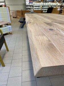 40 x 1800 x 1000 mm Tischplatte / Leimholzplatte Eiche m. echter Baumkante unbearbeitet, offene Stellen schwarz gespachtelt, durchgehende Lamellen bis 150 mm Breite fallend, ohne Tischgestell, unbehandelt