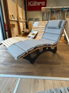 Das Waldsofa, Motiv: Kreise (Holz: Kan. Lärche), 2 Untergestelle aus + Beschichtung / Oberfläche Grundiert + Pulverbeschichtet - DB 703 Anthrazit, Format ca.: B 148 cm x H 50,5 / 107 cm x T 152 cm