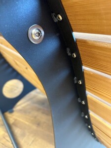 Das Waldsofa, Motiv: Kreise (Holz: Kan. Lärche), 2 Untergestelle aus + Beschichtung / Oberfläche Grundiert + Pulverbeschichtet - DB 703 Anthrazit, Format ca.: B 148 cm x H 50,5 / 107 cm x T 152 cm