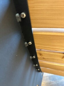 Das Waldsofa, Motiv: Kreise (Holz: Kan. Lärche), 2 Untergestelle aus + Beschichtung / Oberfläche Grundiert + Pulverbeschichtet - DB 703 Anthrazit, Format ca.: B 148 cm x H 50,5 / 107 cm x T 152 cm