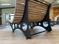 Das Waldsofa, Motiv: Kreise (Holz: Kan. Lärche), 2 Untergestelle aus + Beschichtung / Oberfläche Grundiert + Pulverbeschichtet - DB 703 Anthrazit, Format ca.: B 148 cm x H 50,5 / 107 cm x T 152 cm