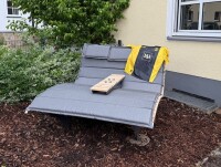 Das Waldsofa, Motiv: Kreise (Holz: sib. Lärche), 2 Untergestelle aus + Beschichtung / Oberfläche Grundiert + Pulverbeschichtet - DB 703 Anthrazit, Format ca.: B 148 cm x H 50,5 / 107 cm x T 152 cm