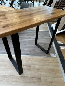 Stehtisch Eiche Massiv, Oberflächer rustikal - schwarz gespachtelt, farblos geölt auf 2er Set Möbelkufen schwarz (B: 50 x H: 100 cm), Abmessung: ca. L = 120 x B = 65 x H= 104 cm (Ähnliche Abbildung)