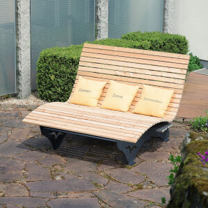 Das Waldsofa / Motiv: Sonne + Möwen, Auflage aus Kan. Lärche geh., 2 Untergestelle Stahl + Beschichtung / Oberfläche Grundiert / Pulverbeschichtet - DB 703 Anthrazit, Ablagedielen gegen Aufpreis, Format ca.: B 148 cm x H 50,5 / 107 cm x T 152 cm