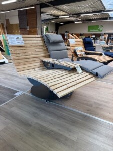 Das Waldsofa / Drehliege mit Kippfunktion, Auflage aus Kan. Lärche Latten gehobelt, 2 Untergestelle aus 5 mm Stahl / Oberfläche Grundiert / Pulverbeschichtet - DB 703 Anthrazit, Format ca.: B 148 cm x H 120 cm x T 150 cm