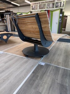 Das Waldsofa / Drehliege mit Kippfunktion, Auflage aus Kan. Lärche Latten gehobelt, 2 Untergestelle aus 5 mm Stahl / Oberfläche Grundiert / Pulverbeschichtet - DB 703 Anthrazit, Format ca.: B 148 cm x H 120 cm x T 150 cm