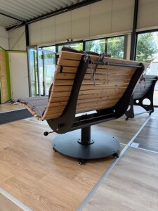 Das Waldsofa / Drehliege mit Kippfunktion, Auflage aus Kan. Lärche Latten gehobelt, 2 Untergestelle aus 5 mm Stahl / Oberfläche Grundiert / Pulverbeschichtet - DB 703 Anthrazit, Format ca.: B 148 cm x H 120 cm x T 150 cm