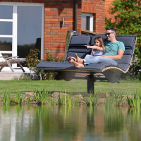 Das Waldsofa / Drehliege mit Kippfunktion, Auflage aus Kan. Lärche Latten gehobelt, 2 Untergestelle aus 5 mm Stahl / Oberfläche Grundiert / Pulverbeschichtet - DB 703 Anthrazit, Format ca.: B 148 cm x H 120 cm x T 150 cm