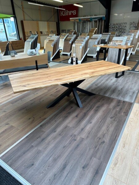 40 x 2600 x 1000 mm Massive Leimholzplatte Wildeiche m. echter Baumkante unbearbeitet, offene Stellen schwarz gespachtelt, durchgehende Lamellen, incl. Gratleisten, geölt (Rubio Monocoat Pure / Farblos ohne Pigmente), incl. Spider Tischgestell - Nr. 215