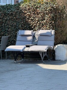 Das Waldsofa / Wellenliege, Motiv: Kreise (Holz: Accoya Color Gray - Durchgefärbt), 2 Untergestelle aus + Beschichtung / Oberfläche Grundiert + Pulverbeschichtet - DB 703 Anthrazit, Format ca.: B 148 cm x H 50,5 / 105 cm x T 152 cm, Aktion: 1499,- €