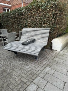 Das Waldsofa / Wellenliege, Motiv: Kreise (Holz: Accoya Color Gray - Durchgefärbt), 2 Untergestelle aus + Beschichtung / Oberfläche Grundiert + Pulverbeschichtet - DB 703 Anthrazit, Format ca.: B 148 cm x H 50,5 / 105 cm x T 152 cm, Aktion: 1499,- €