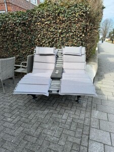 Das Waldsofa / Wellenliege, Motiv: Kreise (Holz: Accoya Color Gray - Durchgefärbt), 2 Untergestelle aus + Beschichtung / Oberfläche Grundiert + Pulverbeschichtet - DB 703 Anthrazit, Format ca.: B 148 cm x H 50,5 / 105 cm x T 152 cm, Aktion: 1499,- €