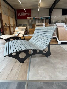 Das Waldsofa / Wellenliege, Motiv: Kreise (Holz: Accoya Color Gray - Durchgefärbt), 2 Untergestelle aus + Beschichtung / Oberfläche Grundiert + Pulverbeschichtet - DB 703 Anthrazit, Format ca.: B 148 cm x H 50,5 / 105 cm x T 152 cm, Aktion: 1499,- €