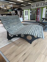 Das Waldsofa / Wellenliege, Motiv: Kreise (Holz: Accoya Color Gray - Durchgefärbt), 2 Untergestelle aus + Beschichtung / Oberfläche Grundiert + Pulverbeschichtet - DB 703 Anthrazit, Format ca.: B 148 cm x H 50,5 / 105 cm x T 152 cm, Aktion: 1499,- €