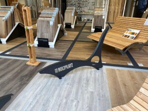 Das Waldsofa mit Logo oder Namen, Auflage aus Kan. Latten gehobelt, 2 Untergestelle aus 5 mm Stahl + Beschichtung / Oberfläche: galv. Verz. + DB703 Anthrazi, Format ca.: B 148 cm x H 50,5 / 107 cm x T 152 cm