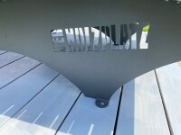 Das Waldsofa mit Logo oder Namen, Auflage aus Kan. Latten gehobelt, 2 Untergestelle aus 5 mm Stahl + Beschichtung / Oberfläche: galv. Verz. + DB703 Anthrazi, Format ca.: B 148 cm x H 50,5 / 107 cm x T 152 cm