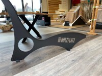 Das Waldsofa mit Logo oder Namen, Auflage aus Kan. Latten gehobelt, 2 Untergestelle aus 5 mm Stahl + Beschichtung / Oberfläche: galv. Verz. + DB703 Anthrazi, Format ca.: B 148 cm x H 50,5 / 107 cm x T 152 cm