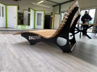 Das Waldsofa mit Logo oder Namen, Auflage aus Kan. Latten gehobelt, 2 Untergestelle aus 5 mm Stahl + Beschichtung / Oberfläche: galv. Verz. + DB703 Anthrazi, Format ca.: B 148 cm x H 50,5 / 107 cm x T 152 cm