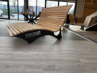 Das Waldsofa mit Logo oder Namen, Auflage aus Kan. Latten gehobelt, 2 Untergestelle aus 5 mm Stahl + Beschichtung / Oberfläche: galv. Verz. + DB703 Anthrazi, Format ca.: B 148 cm x H 50,5 / 107 cm x T 152 cm