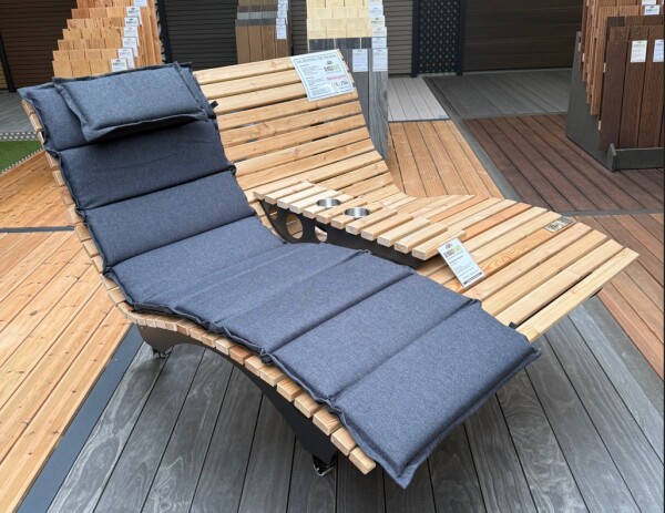 Das Spezial-Waldsofa, Motiv: Kreise (Holz: sib. Lärche), 2 Untergestelle aus + Beschichtung / Oberfläche Grundiert + Pulverbeschichtet - DB 703 Anthrazit, Format ca.: B 148 cm x H 50,5 / 107 cm x T 152 cm