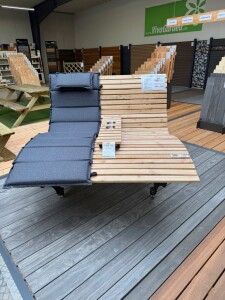 Das Spezial-Waldsofa, Motiv: Kreise (Holz: sib. Lärche), 2 Untergestelle aus + Beschichtung / Oberfläche Grundiert + Pulverbeschichtet - DB 703 Anthrazit, Format ca.: B 148 cm x H 50,5 / 107 cm x T 152 cm
