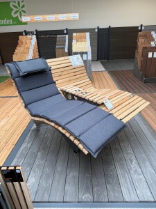 Das Spezial-Waldsofa, Motiv: Kreise (Holz: sib. Lärche), 2 Untergestelle aus + Beschichtung / Oberfläche Grundiert + Pulverbeschichtet - DB 703 Anthrazit, Format ca.: B 148 cm x H 50,5 / 107 cm x T 152 cm