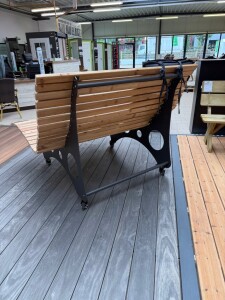 Das Spezial-Waldsofa, Motiv: Kreise (Holz: sib. Lärche), 2 Untergestelle aus + Beschichtung / Oberfläche Grundiert + Pulverbeschichtet - DB 703 Anthrazit, Format ca.: B 148 cm x H 50,5 / 107 cm x T 152 cm