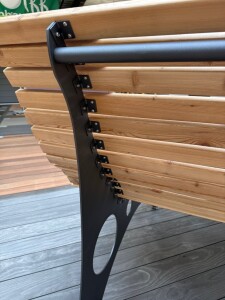 Das Spezial-Waldsofa, Motiv: Kreise (Holz: sib. Lärche), 2 Untergestelle aus + Beschichtung / Oberfläche Grundiert + Pulverbeschichtet - DB 703 Anthrazit, Format ca.: B 148 cm x H 50,5 / 107 cm x T 152 cm