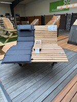 Das Spezial-Waldsofa, Motiv: Kreise (Holz: sib. Lärche), 2 Untergestelle aus + Beschichtung / Oberfläche Grundiert + Pulverbeschichtet - DB 703 Anthrazit, Format ca.: B 148 cm x H 50,5 / 107 cm x T 152 cm