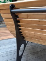 Das Spezial-Waldsofa, Motiv: Kreise (Holz: sib. Lärche), 2 Untergestelle aus + Beschichtung / Oberfläche Grundiert + Pulverbeschichtet - DB 703 Anthrazit, Format ca.: B 148 cm x H 50,5 / 107 cm x T 152 cm