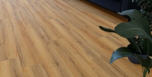 5,5 x 228 x 1224 mm Designboden Landhausdiele Rigid-Comfort Lugano" incl. Trittschall, 0,55 mm Nutzschicht, Verlegesystem: AngleAngle, Synchronprägung, Microfase, Pak. 8 St. / 2,225 qm (Gewicht: 20,30 kg/Pak.), Palette: 97,856 qm