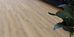 5,5 x 228 x 1224 mm Designboden Landhausdiele Rigid-Comfort "Santana" incl. Trittschall, 0,55 mm Nutzschicht, AngleAngle, Synchronprägung, Microfase, Pak. 8 St. / 2,225 qm (Gewicht: 20,30 kg/Pak.), Palette: 97,856 qm, Art.-Nr.: DB21013