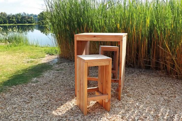 Bar-Set Plön Lärche/Douglasie klein 1x Tisch klein, 2x Hocker, alles rustikal geh. (ohne 4x Lehne), Wir empfehlen zusätzlich Holzschutz & Aceton gegen Harzaustritt, Gewicht: 70 kg, Art.-Nr.: 84007002 / JO