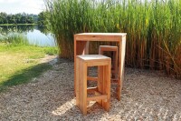 Bar-Set Plön Lärche/Douglasie klein 1x Tisch klein, 2x Hocker, alles rustikal geh. (ohne 4x Lehne), Wir empfehlen zusätzlich Holzschutz & Aceton gegen Harzaustritt, Gewicht: 70 kg, Art.-Nr.: 84007002 / JO