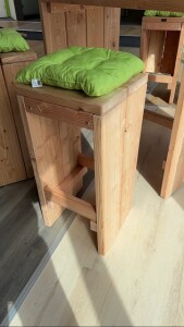 Bar-Set Plön Lärche/Douglasie groß 1x Tisch groß, 4x Hocker, alles rustikal geh. (ohne 4x Lehne), Wir empfehlen zusätzlich Holzschutz & Aceton gegen Harzaustritt, Gewicht: 115 kg, Art.-Nr.: 84007001 / JO