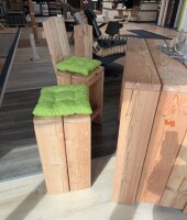 Bar-Set Plön Lärche/Douglasie groß 1x Tisch groß, 4x Hocker, alles rustikal geh. (ohne 4x Lehne), Wir empfehlen zusätzlich Holzschutz & Aceton gegen Harzaustritt, Gewicht: 115 kg, Art.-Nr.: 84007001 / JO