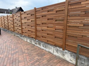 180 x 180 cm Prima Nova Bangkirai Rechteck-Bretterzaun PN001, Bretter gehobelt 15 x 68mm Querriegel 15 x 58mm, V2A verschraubt, DC 2