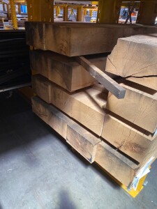 16 x 26 x 260 cm Eichen Gartenschwellen, unbehandelte sägeraue Eiche, frischeinschnitt, schwankende Holzfeuchte, Gewicht: ca. 90 kg (Verwerfungen, Wurmbefall sowie Trockenrisse sind zu tolerieren)