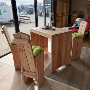 Bar-Set Plön Lärche/Douglasie groß 1x Tisch groß, 4x Hocker, alles rustikal geh. (mit 4x Lehne - Ausstellung ohne Deko), Wir empfehlen zusätzlich Holzschutz & Aceton gegen Harzaustritt, Gewicht: 115 kg, Art.-Nr.: 84007001 / JO