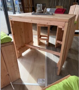 Bar-Set Plön Lärche/Douglasie groß 1x Tisch groß, 4x Hocker, alles rustikal geh. (mit 4x Lehne - Ausstellung ohne Deko), Wir empfehlen zusätzlich Holzschutz & Aceton gegen Harzaustritt, Gewicht: 115 kg, Art.-Nr.: 84007001 / JO