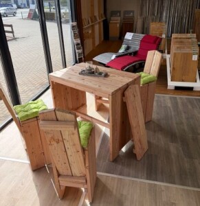 Bar-Set Plön Lärche/Douglasie groß 1x Tisch groß, 4x Hocker, alles rustikal geh. (mit 4x Lehne - Ausstellung ohne Deko), Wir empfehlen zusätzlich Holzschutz & Aceton gegen Harzaustritt, Gewicht: 115 kg, Art.-Nr.: 84007001 / JO