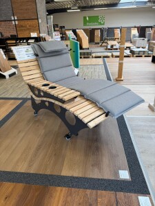 Das Einsitzer Waldsofa, Motiv: Kreise (Holz: Kan. Lärche), 2 Untergestelle aus + Beschichtung / Oberfläche Grundiert + Pulverbeschichtet - DB 703 Anthrazit, Format ca.: B 90 cm x H 50,5 / 107 cm x T 152 cm