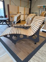 Das Einsitzer Waldsofa, Motiv: Kreise (Holz: Kan. Lärche), 2 Untergestelle aus + Beschichtung / Oberfläche Grundiert + Pulverbeschichtet - DB 703 Anthrazit, Format ca.: B 90 cm x H 50,5 / 107 cm x T 152 cm