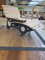 Das Einsitzer Waldsofa, Motiv: Kreise (Holz: Kan. Lärche), 2 Untergestelle aus + Beschichtung / Oberfläche Grundiert + Pulverbeschichtet - DB 703 Anthrazit, Format ca.: B 90 cm x H 50,5 / 107 cm x T 152 cm