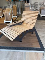 Das Einsitzer Waldsofa, Motiv: Kreise (Holz: Kan. Lärche), 2 Untergestelle aus + Beschichtung / Oberfläche Grundiert + Pulverbeschichtet - DB 703 Anthrazit, Format ca.: B 90 cm x H 50,5 / 107 cm x T 152 cm