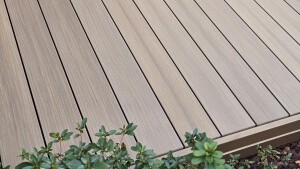 21 x 145 mm Megawood Classic LIGNUM, massiv oszillierend gebürstet Oberseite mit 5 mm Fuge, Farbe Tan, Befestigung mit Rastklammer oder Clip, Längen: 420-480-600 cm (Shop / Abrechnung: Stück = Lfm.)