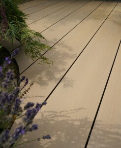 21 x 242 mm Megawood Classic LIGNUM, massiv oszillierend gebürstet Oberseite mit 5 mm Fuge, Farbe Tan, Befestigung mit Rastklammer oder Clip, Längen: 420-480-600 cm (Shop / Abrechnung: Stück = Lfm.)